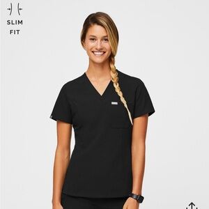 FIGS Slim Catarina 1 pocket black scrub top.